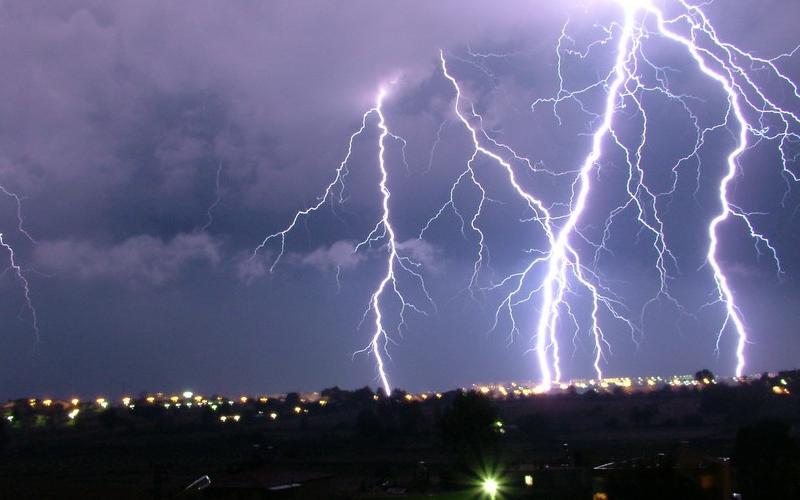 أمطار غزيرة مصحوبة بالبرق والرعد