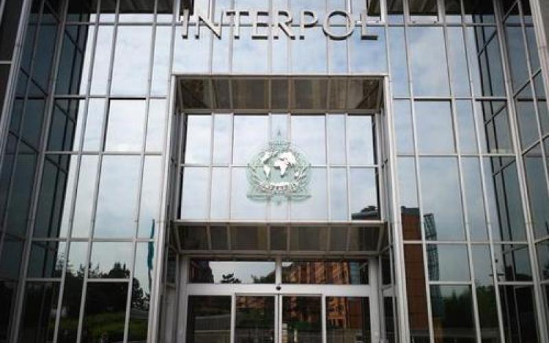 الإنتربول الأردني يتسلّم محتالاً من عُمان