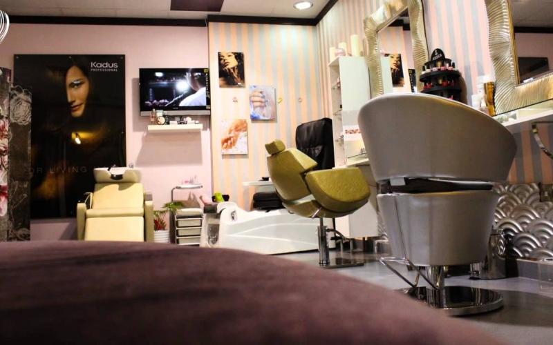 الكوافيرية الرجال يغزون عالم صالونات السيدات بالزرقاء