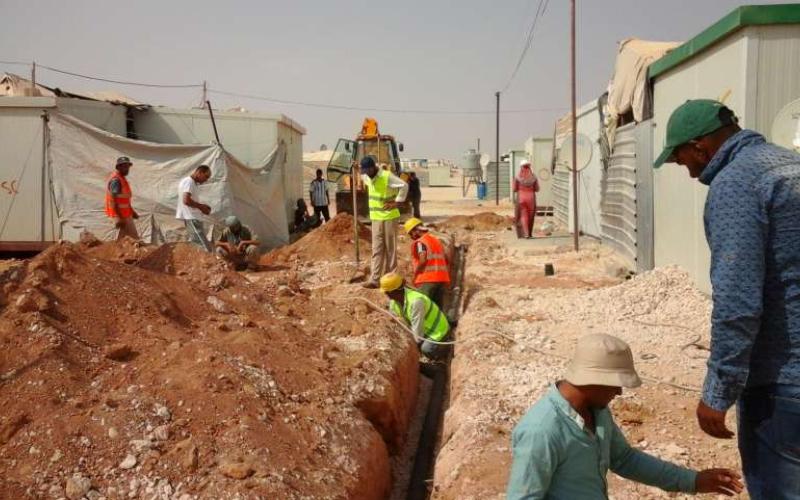 في مخيم الأزرق.. دورات مياه أم مكاره صحية!