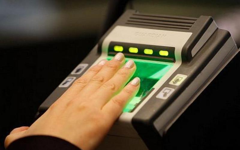 المفوضية الأوروبية تطالب إيطاليا بأخذ بصمات اللاجئين بالقوة