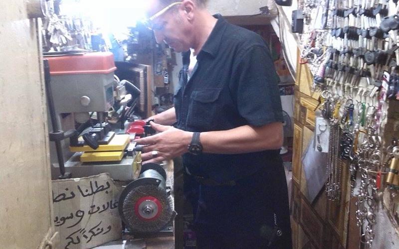 "خراطة المفاتيح" فن عتيق سلبت بريقه "الماكينات" الحديثة