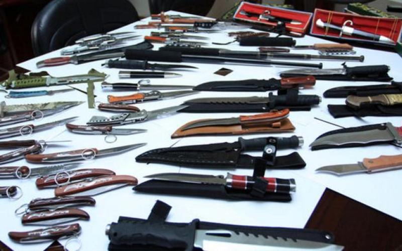 مصادرة أسلحة بيضاء على بسطات مخالفة