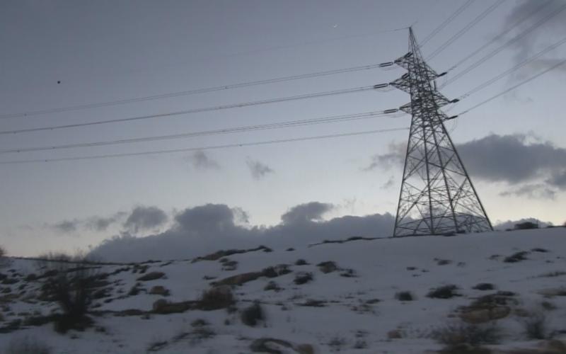 الثلوج تصل مناطق الـ 700 متر