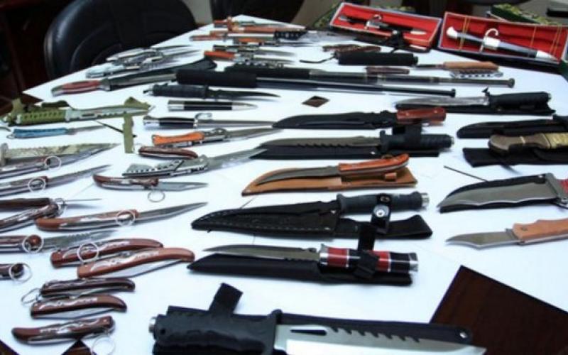 مصادرة أسلحة بيضاء على بسطات في المحطة