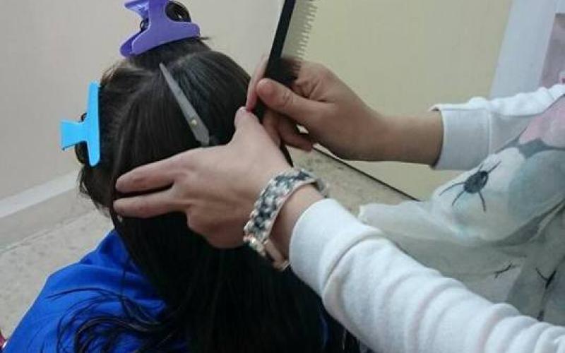 سوريات يحملن أعباء الحياة في بلدان اللجوء