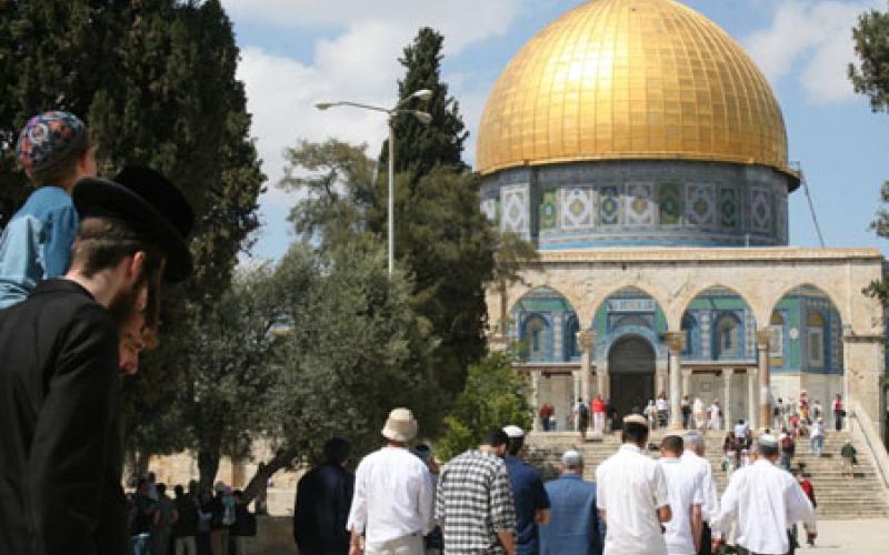 متطرفون يقتحمون الأقصى