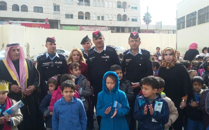 نشاطات توعوية مرورية لقسم سير الزرقاء بمدرسة زينب الاساسية