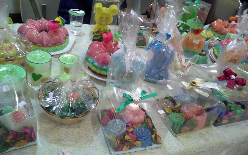 صناعة الشموع تُخرج زرقاويات من ظلمة الحاجة إلى نور الحياة الكريمة