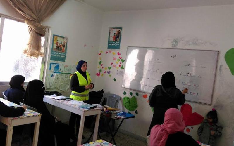 الأمية.. همّ يؤرق السوريات في بلدان اللجوء