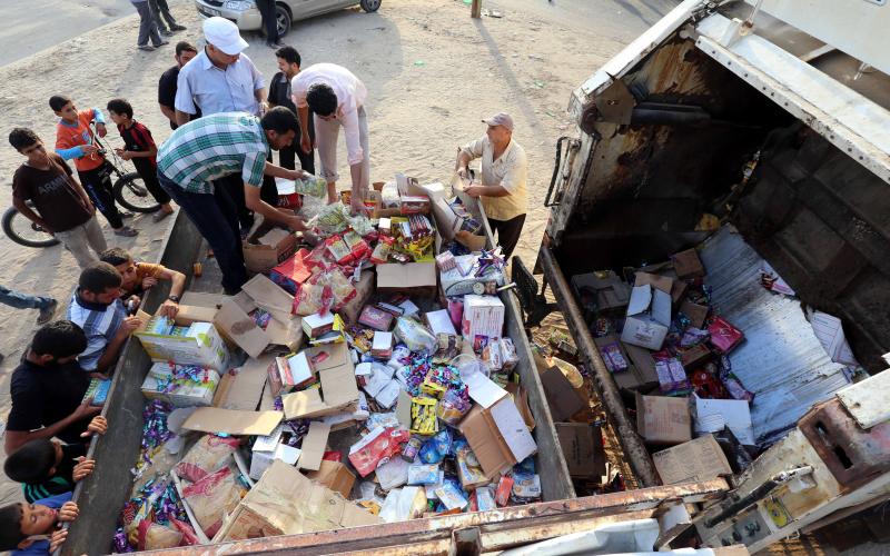 ضبط وإتلاف أغذية فاسدة بمعان
