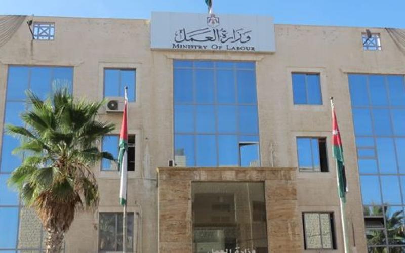 "العمل": لا تكلفة على إعفاء السوريين من رسوم تصاريح العمل