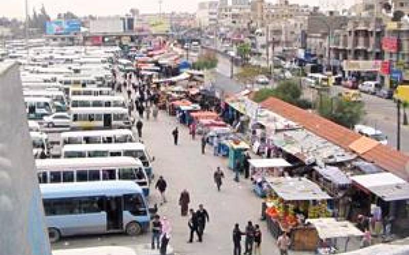 مسلسل فوضى وتجاوزات باصات الأحياء في الزرقاء.. العرض مستمر