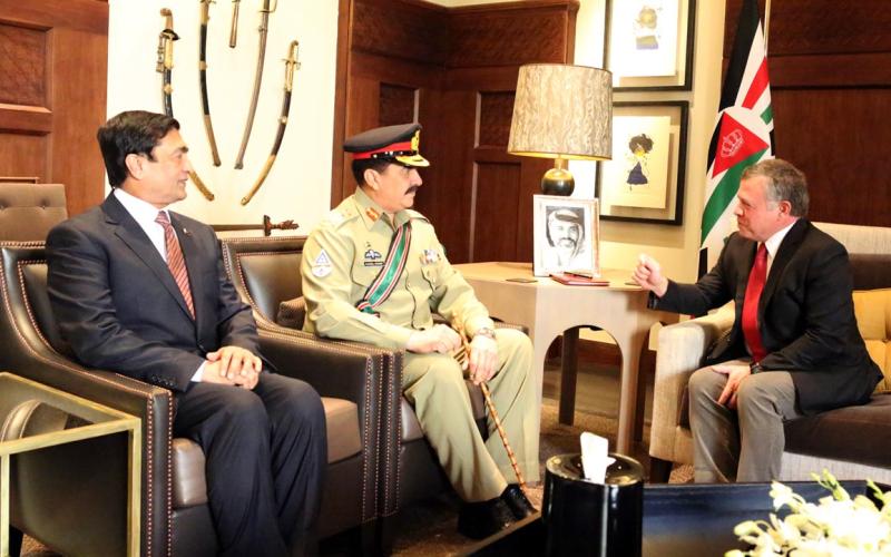 الملك يلتقي رئيس أركان الجيش الباكستاني
