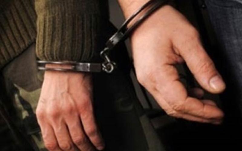 القبض على مشتبه بسرقتهم 130 ألف من منزل