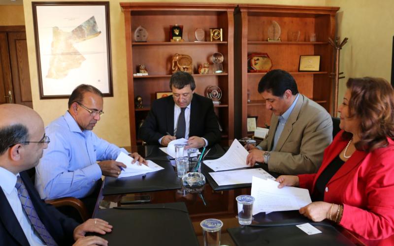 اتفاقية إنشاء مصنع في "سما الروسان" لتدريب وتشغيل 400 عامل