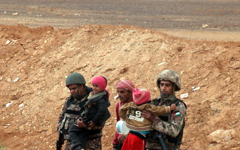 دخول 323 لاجئاً سوريّاً للأردن