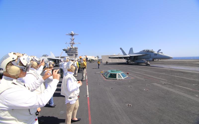 السفيرة ويلز تصطحب عسكريين أردنيين على متن حاملة طائرات في البحر الأحمر