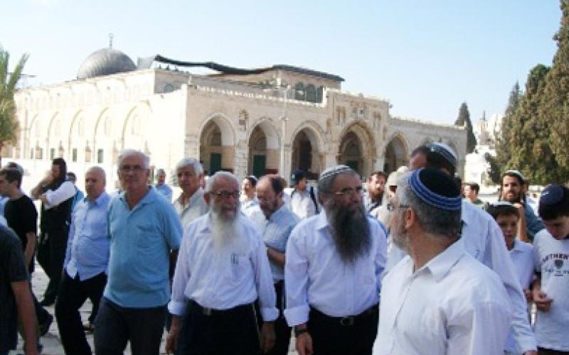 مستوطنون يقتحمون باحات الأقصى