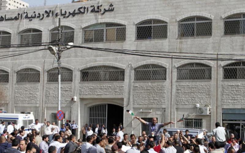 العاملون بالكهرباء يلوحون بالتصعيد