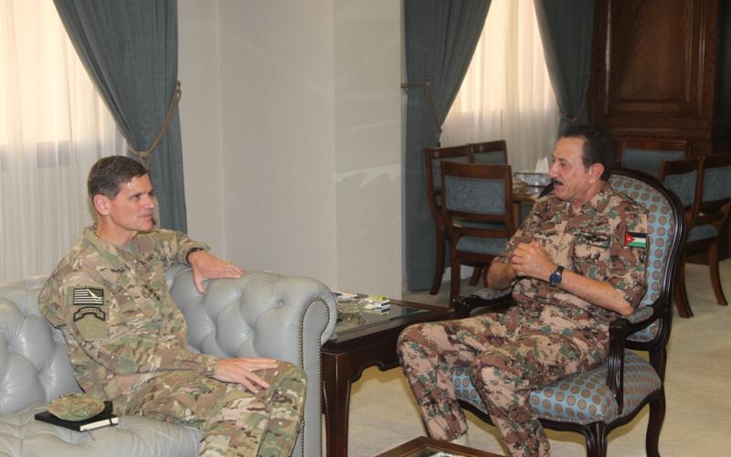 قائد القيادة المركزية في الجيش الأمريكي يزور الأردن