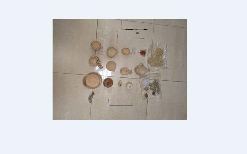 ضبط قطع أثرية "تاريخيّة" بحوزة شخص من جنسية عربية