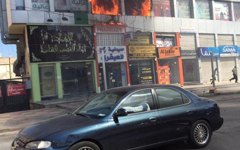 حريق بمحلين لبيع الألبسة في نزال