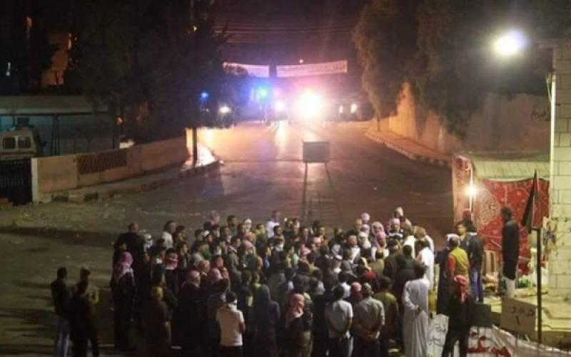 مسؤولون يبحثون في ذيبان مشاريع تديرها جمعيات.. و"المتعطلون" ماضون في التصعيد