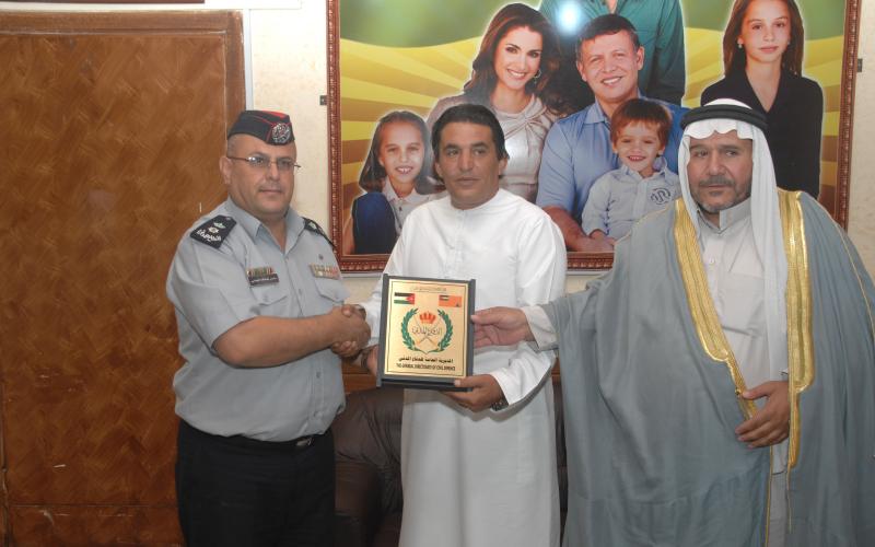 تكريم مواطن ساند الدفاع المدني في إخماد حريق