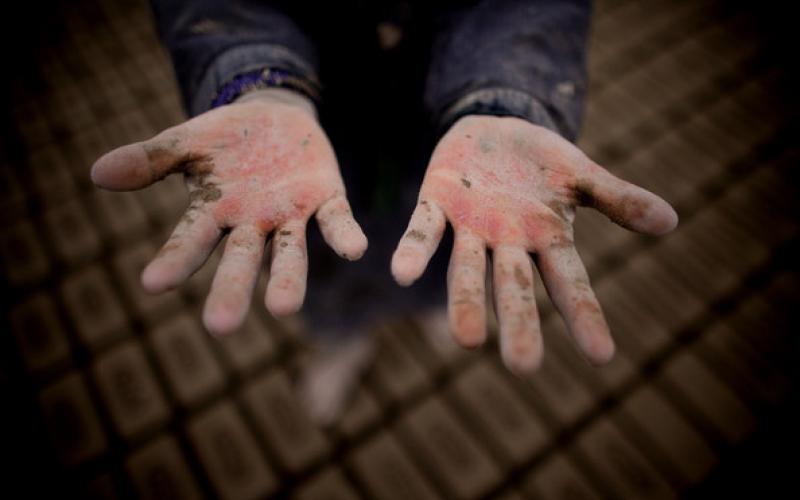 الأطفال المثقلون بالعمل.. تنامي الظاهرة وضعف المراقبة