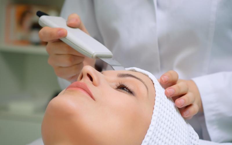 ترحيب طبي بحظر استخدام "الليزر" بمراكز التجميل