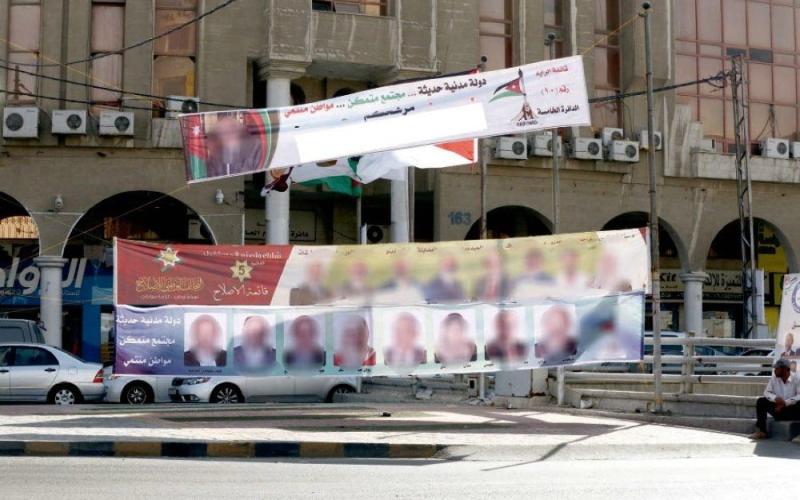 إزالة ملصقات مخالفة لشروط الدعاية الانتخابية في العاصمة