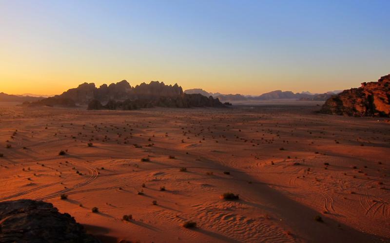 طقس حار و زخات مطر محتملة في أجزاء من البادية