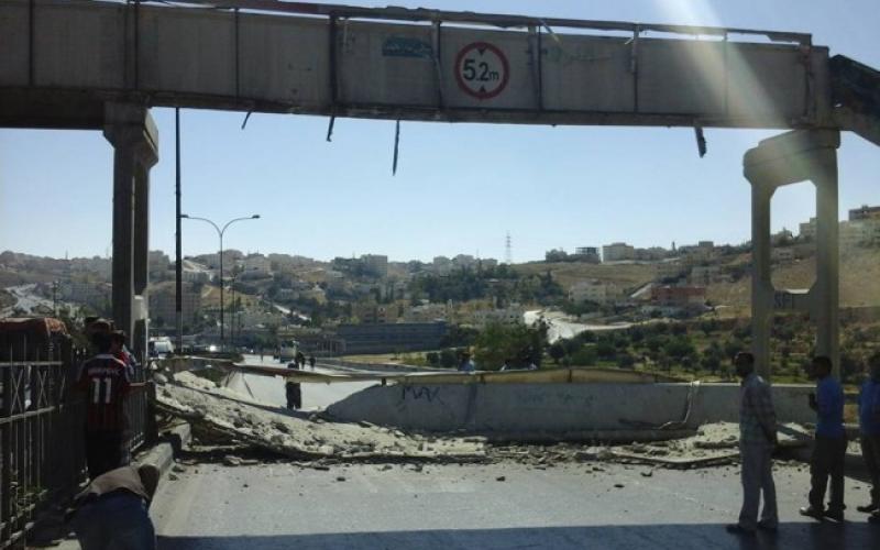 تصادم آلية بجسر مشاة على شارع الملك عبد الله الثاني