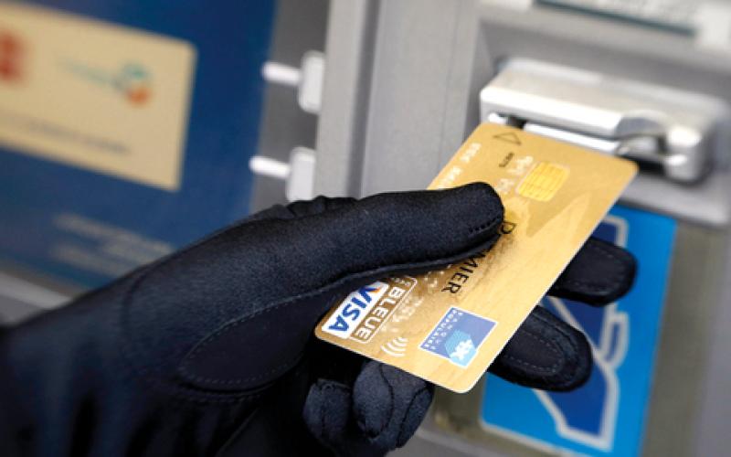 القبض على سارقي بطاقات ائتمانية