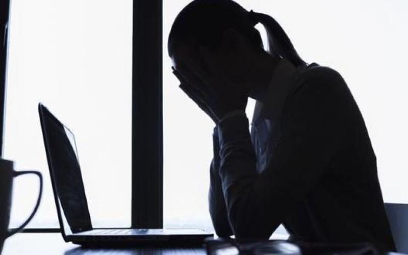 آلام نفسية تحاصرها نظرة سلبية