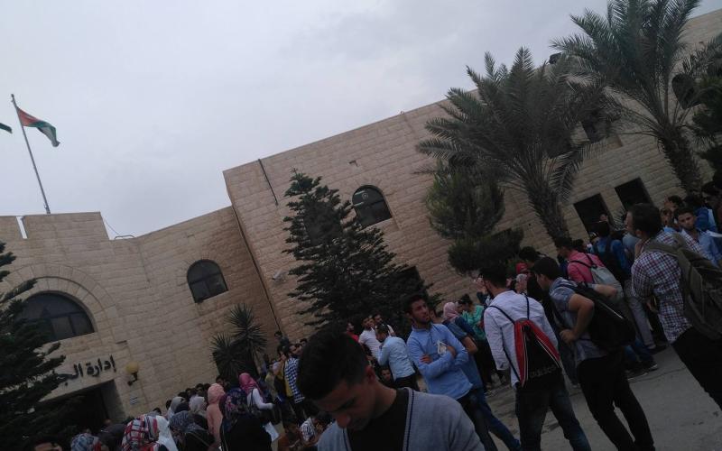 تجدد الاحتجاج على خلفية فصل الطالب عبيدات في الهاشمية