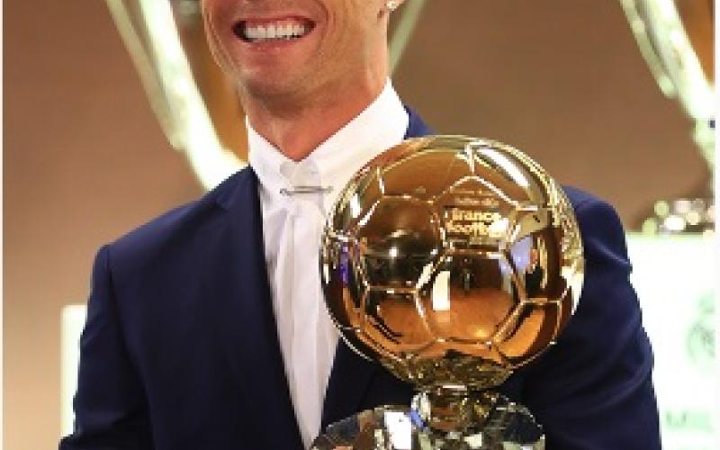 رونالدو يفوز بالكرة الذهبية