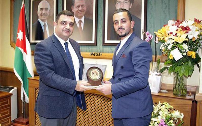 تكريم شاب كشف قرب انهيار مباني الجوفة