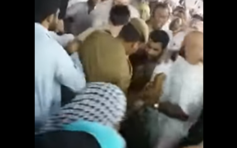 القبض على رجل حاول إحراق نفسه عند الكعبة