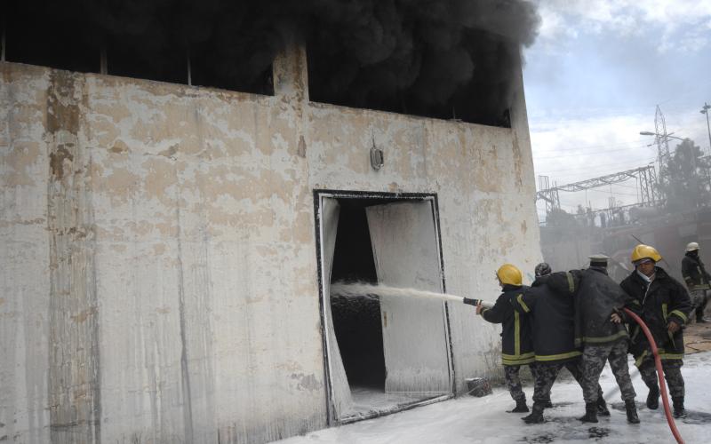 إخماد حريق مبنى قديم في العاصمة