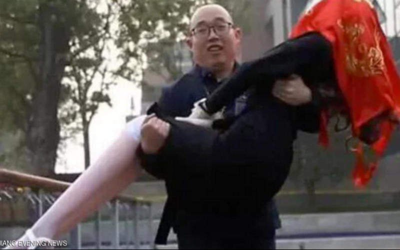 رجل يتزوج روبوتا صنعه بنفسه