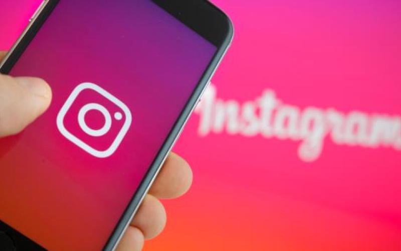 "إنستاغرام" يجمع الرسائل الخاصة