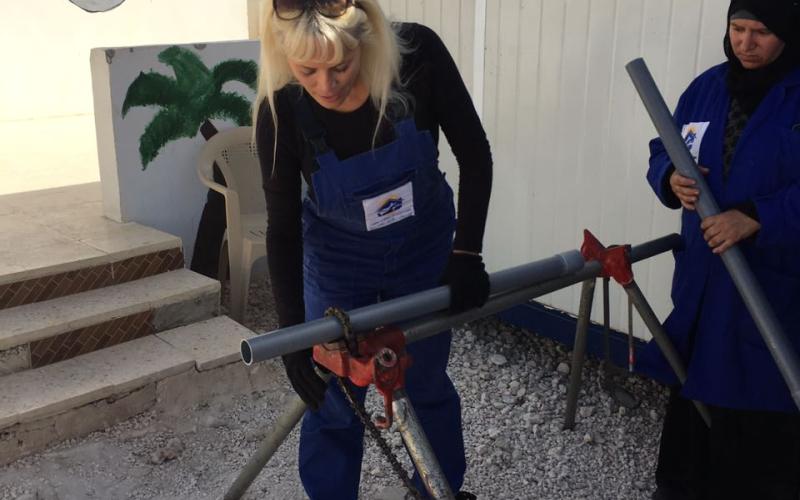 أردنيّات وسوريّات... أيادٍ ناعمة تحترف السباكة