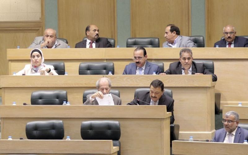 النواب: إحالة وزراء سابقين إلى النائب العام