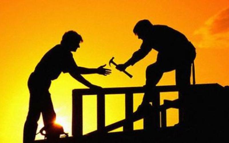 العمال يعملون يوم عطلتهم مجبرين، دون تقاضي اجر إضافي على ذلك