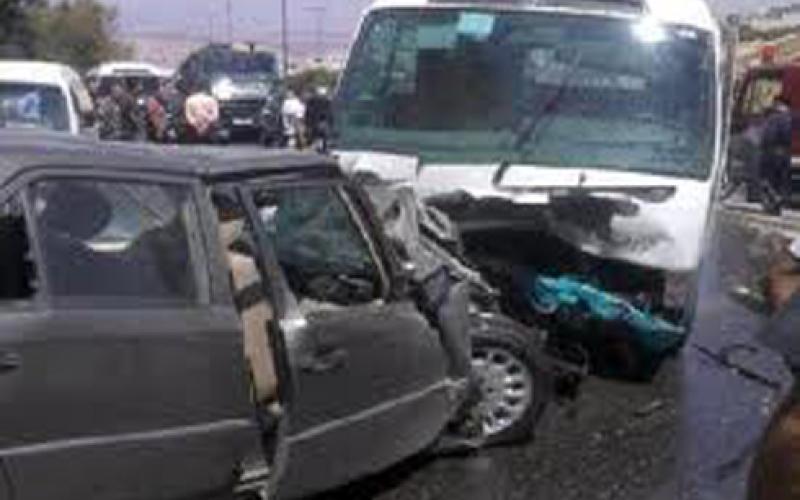 الزرقاء: 10 إصابات بحادث تصادم باص عمومي