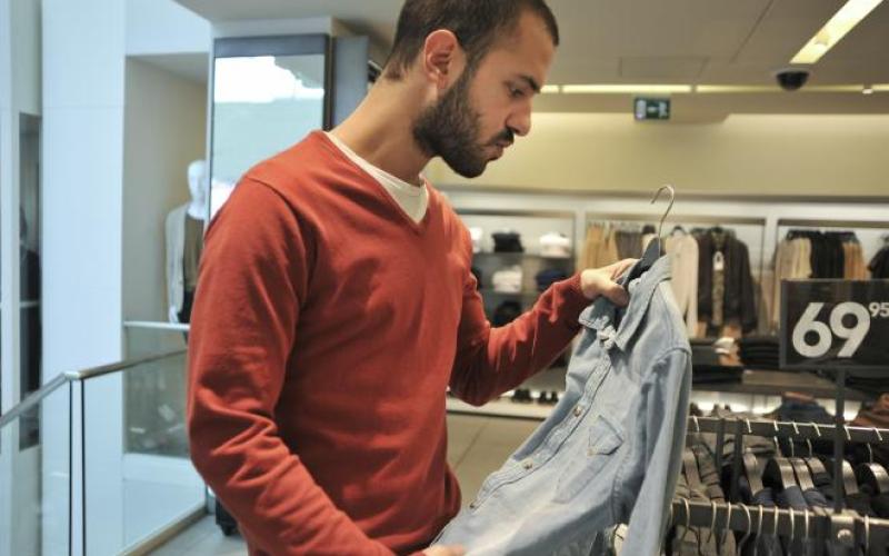 تراجع مبيعات الألبسة رغم العروض وثبات الأسعار