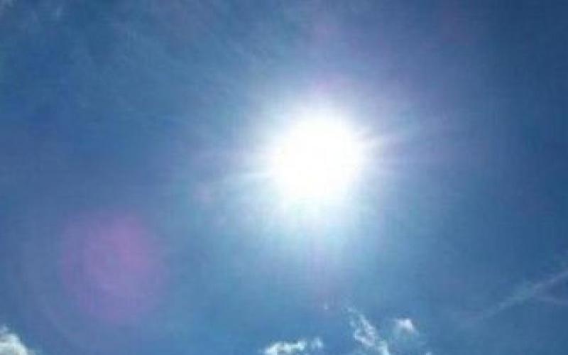 أجواء حارة وجافة وانحسار الموجة الخميس