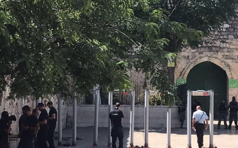 بوابات الكترونية على مداخل الأقصى